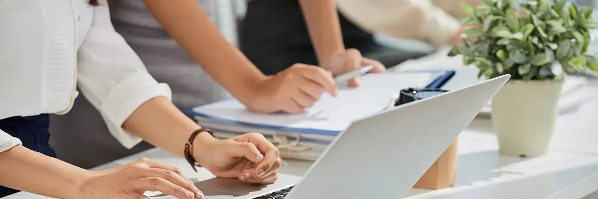 <p><strong>기존 팀과 협력</strong><b><span className="material-symbols-outlined">arrow_forward</span></b></p>