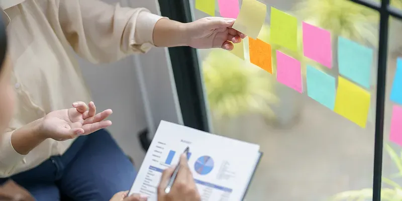 <p><strong>예측 불가능한<br /> 리스크 대응</strong><b><span className="material-symbols-outlined">arrow_forward</span></b></p>